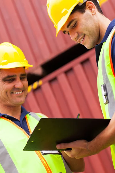 Operai portuali che registrano container — Foto Stock