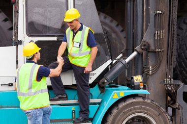 meslektaşım ile Forklift sürücüsü akış denetimi