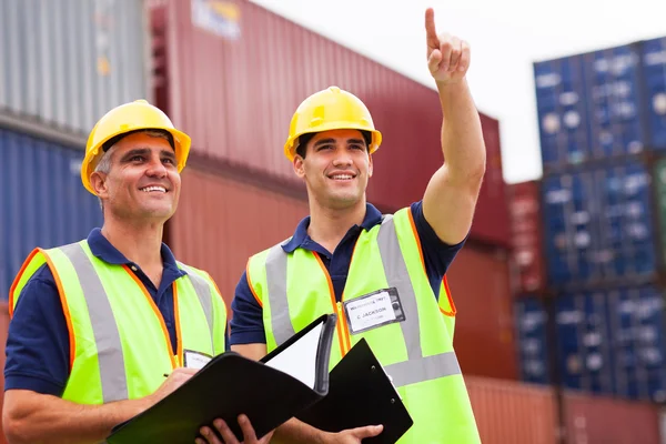 Kontrolleure bei der Kontrolle auf dem Containerplatz — Stockfoto