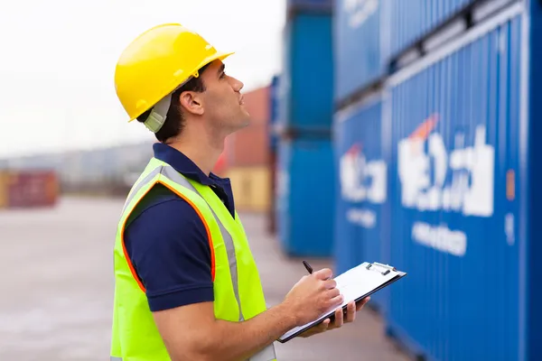 Trabajador de almacén registrando contenedores — Foto de Stock