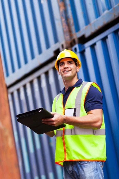 Trabajador de depósito de contenedores portuarios — Foto de Stock