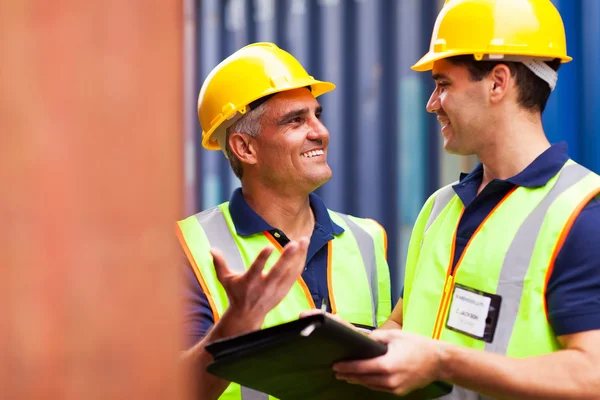 Trabajador del puerto hablando en el depósito de contenedores — Foto de Stock