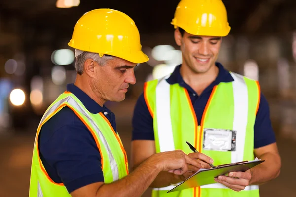 Trabajadores de almacén comprobando stock — Foto de Stock