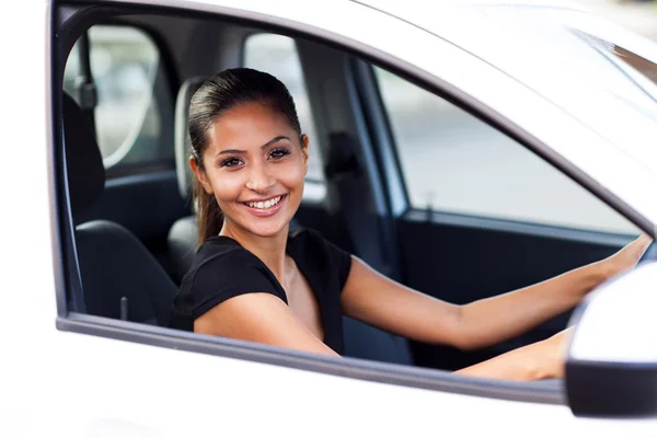 Podnikatelka řídí auto — Stock fotografie