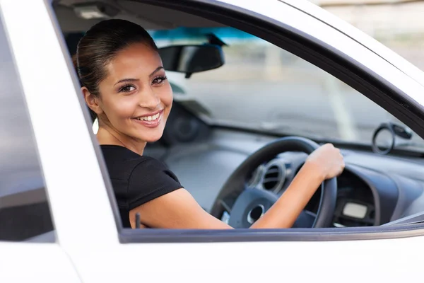 Podnikatelka uvnitř nové auto — Stock fotografie