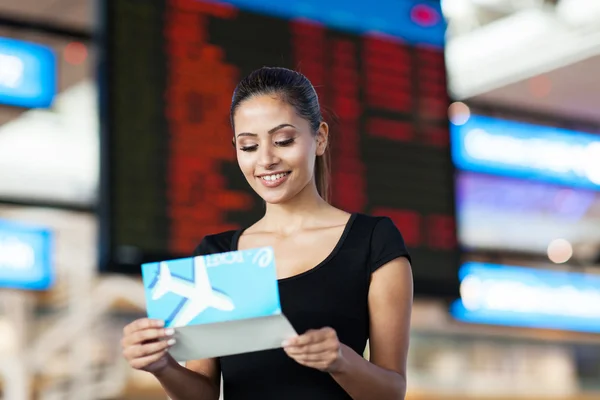 Junge Geschäftsfrau schaut sich Flugticket an — Stockfoto