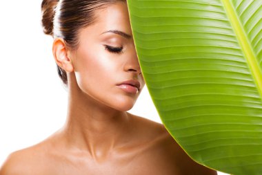 güzel bir kadın yüzü yeşil yaprak