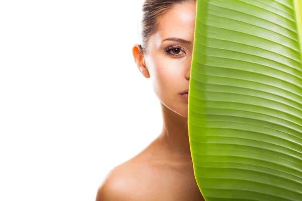 Grönt blad skuggning halv vacker kvinna ansikte — Stockfoto