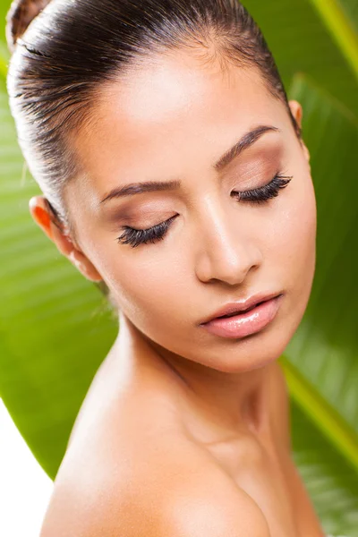 Mulher beleza posando na frente de grande folha verde — Fotografia de Stock