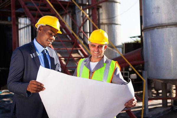 Промышленные инженеры с чертежами
