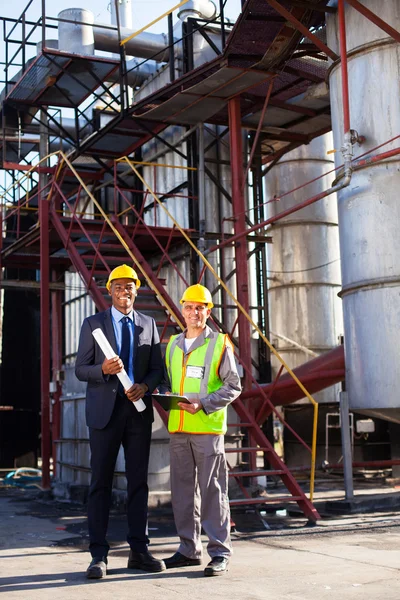 Gerente de petróleo e química e trabalhador da fábrica — Fotografia de Stock