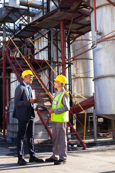 Petrokemiska manager i diskussion med växt arbetare — Stockfoto