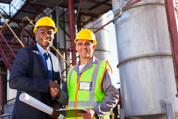 Afrikanska raffinaderiet manager handskakning med äldre arbetstagare — Stockfoto