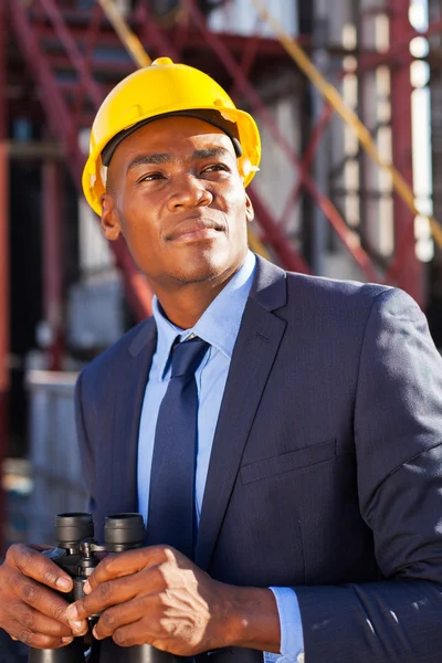 Empresário petroquímico afro-americano com binóculos — Fotografia de Stock