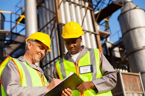 Petrochemische Mitarbeiter arbeiten im Werk — Stockfoto