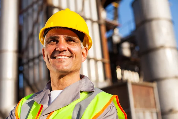 Trabalhador sénior da refinaria de combustível — Fotografia de Stock