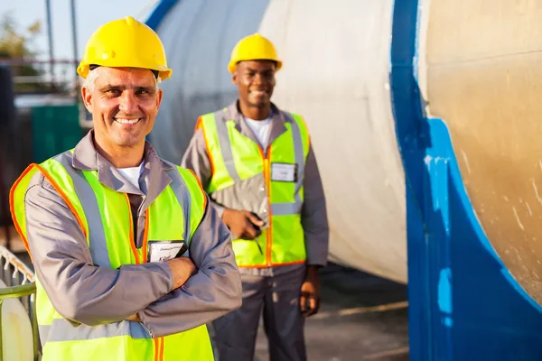 Trabajador principal de la fábrica de petróleo y colega — Foto de Stock