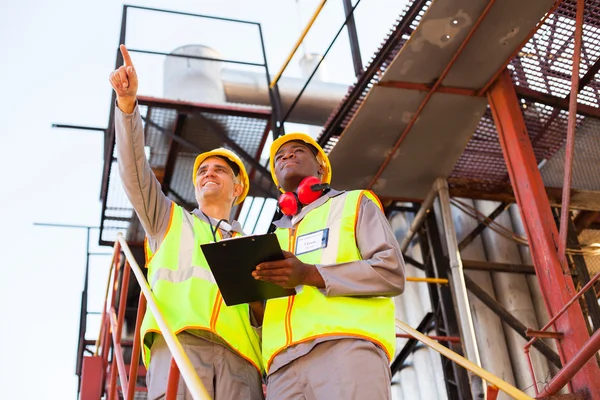 Arbeiter im petrochemischen Werk — Stockfoto