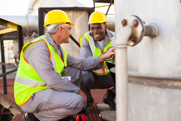 Técnicos de la industria química petrolera — Foto de Stock