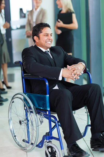 Indischer Geschäftsmann im Rollstuhl — Stockfoto