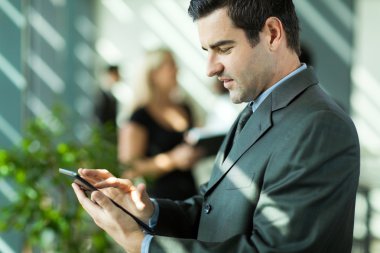 Tablet bilgisayar kullanan işadamı