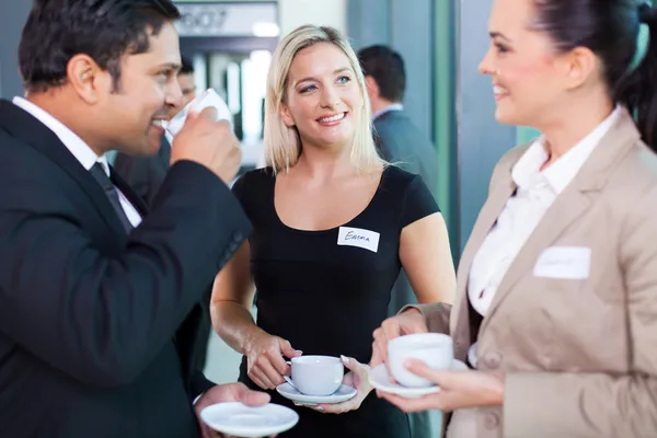 Geschäftsleute bei Kaffeepause während des Seminars — Stockfoto