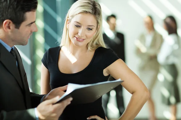 Homme d'affaires et femme d'affaires regardant le document — Photo