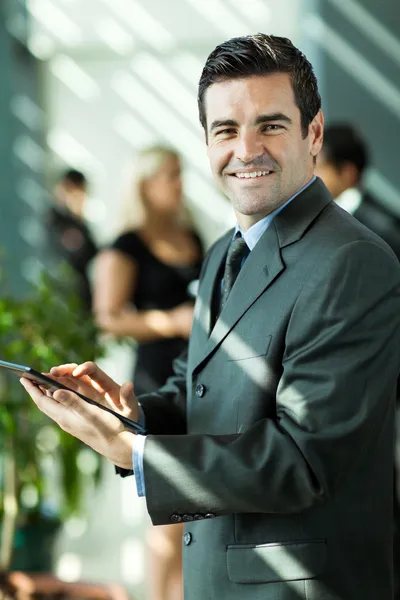 Zakenman met tablet computer — Stockfoto