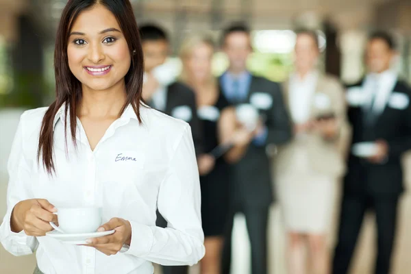 Femme d'affaires indienne prenant un café pendant la pause conférence — Photo