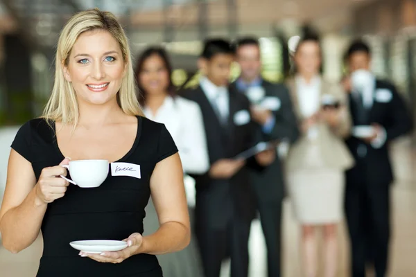Молода бізнес-леді кава перерва — стокове фото