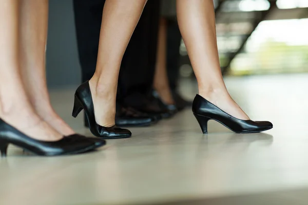 Mujer de negocios de pie entre la multitud — Foto de Stock