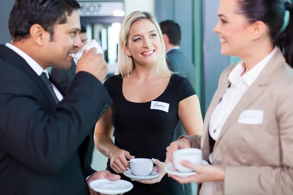 セミナー中のコーヒー ブレークを持つビジネス人々 ロイヤリティフリーのストック画像