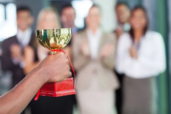 Equipe de negócios ganhando um troféu — Fotografia de Stock