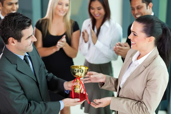 Equipe de negócios ganhando um troféu — Fotografia de Stock