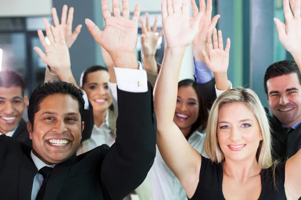 Grupo de equipe de negócios levantando as mãos — Fotografia de Stock
