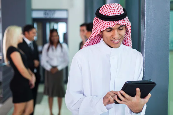 Hombre de negocios árabe saudí utilizando tableta — Foto de Stock