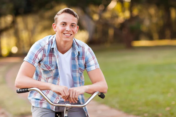 Tiener jongen met zijn fiets — Stockfoto