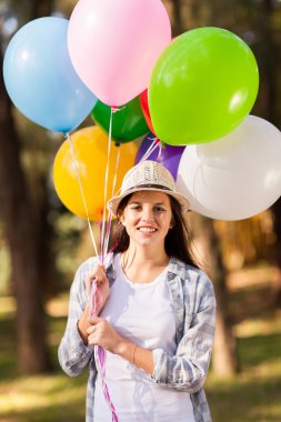 helyum balonları demet tutan genç kız
