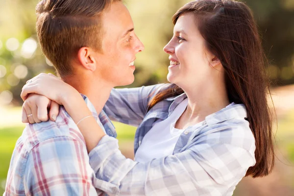 Genç çift birbirleri ile bakarak seviyorum