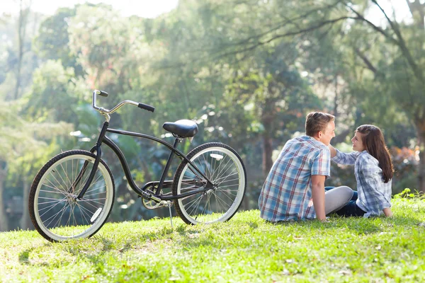 Nastolatek para siedzi na trawie — Zdjęcie stockowe