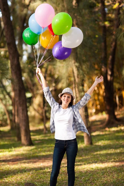 Lycklig tonåring tjej med armarna utsträckta — Stockfoto