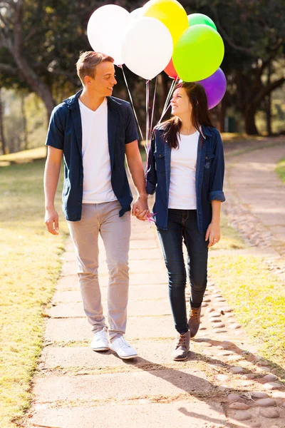 Casal adolescente andando no parque — Fotografia de Stock