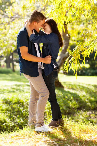 Jeune adolescent couple baisers — Photo