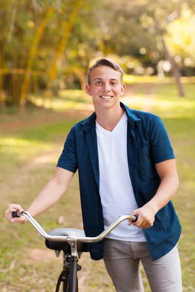 Мальчик-подросток с велосипедом — стоковое фото