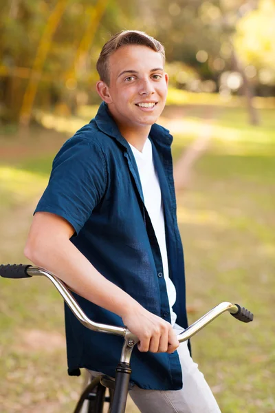 Ler tonårspojke med cykel — Stockfoto