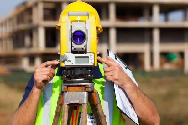 Landmeter op zoek via Theodoliet — Stockfoto