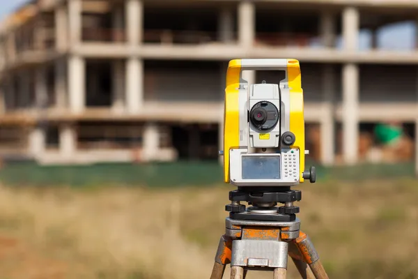 Tacómetro de equipo topógrafo o teodolito — Foto de Stock