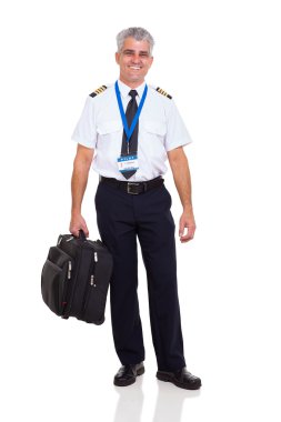 Orta yaşlı havayolu pilotu elinde çanta