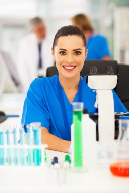 Laboratuvarda çekici tıp araştırmacısı