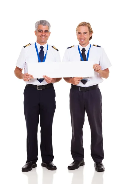 Pilotos de linhas aéreas segurando banner em branco — Fotografia de Stock